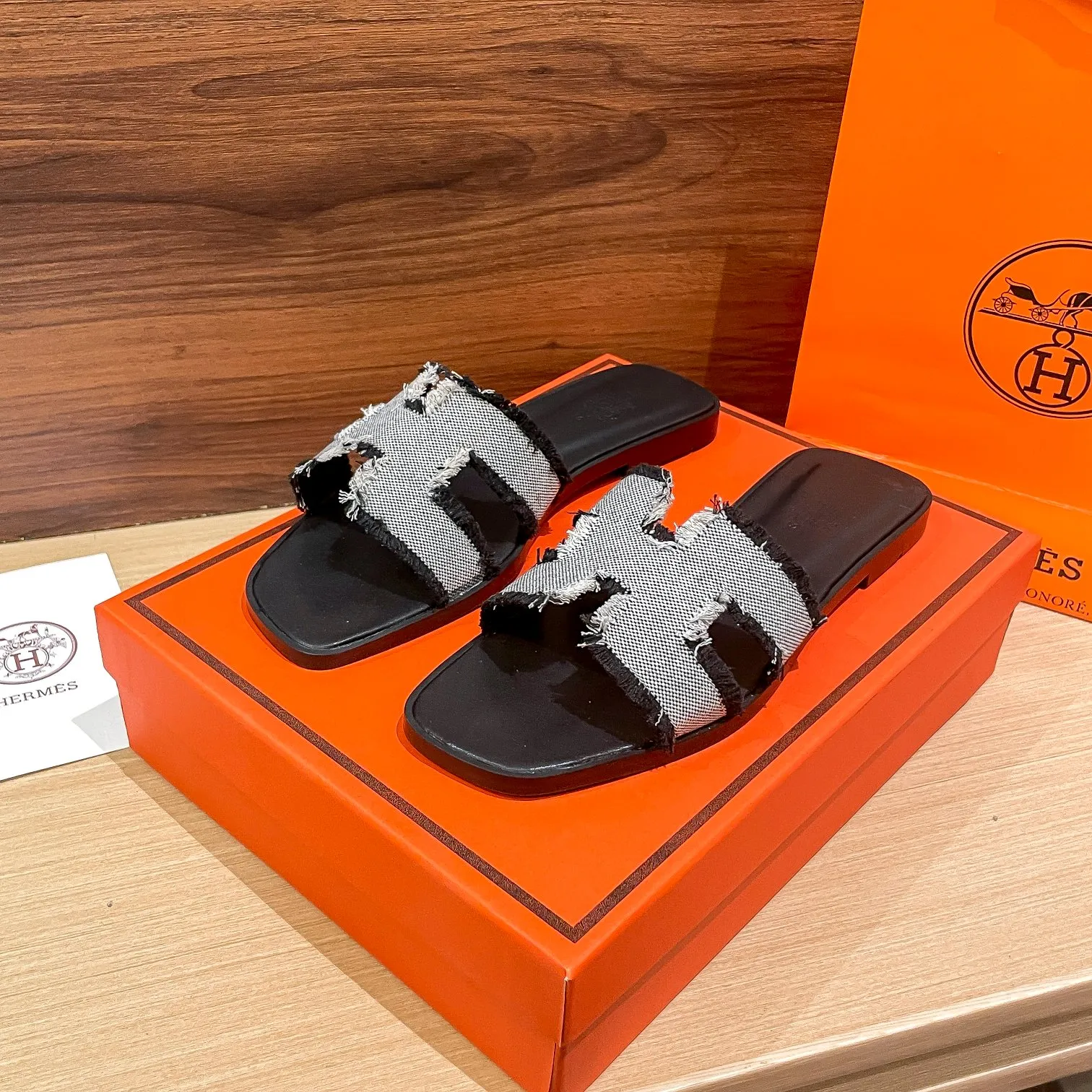 👟👟Ex-factory price 480👟👟 Hermes/Hermes new oran tassel slippers, eyelash slippers, classic slippers, exclusively customized dyed jacquard cotton fabric, woven in white and original colors! Purely hand-drawn raw edge craftsmanship creates a tassel effect. The lining and insole are made of imported soft lambskin and genuine leather outsole. Summer is here, and everyone has a pair, a must-have when going out! It doesn't rub your feet at all and is super comfortable on your feet. black pink green brown size: 35-41
